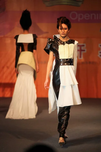 Models Display Dresses Partially Made Chocolate Chocolate Fashion Show Part — Stock Photo, Image