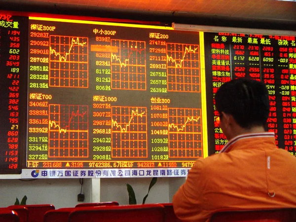 Китайський Інвестор Дивиться Ціни Акцій Червоний Підвищення Цін Фондовому Брокерського — стокове фото