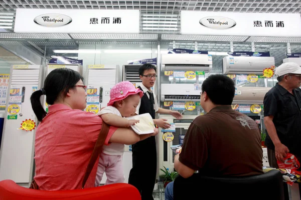 Clientes Chineses Compram Condicionado Whirlpool Uma Loja Eletrodomésticos Pequim China — Fotografia de Stock
