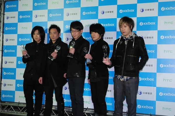 Banda Rock Taiwanesa Mayday Posar Segurando Seus Troféus Durante Oitava — Fotografia de Stock