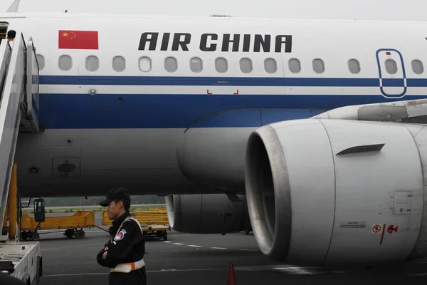Член Китайской Наземной Команды Проходит Мимо Самолета Airbus Air China — стоковое фото
