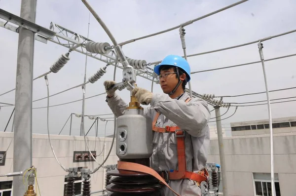 Trabalhador Chinês Mantém Linhas Energia Subestação 110Kv Dongyang Chuzhou Leste — Fotografia de Stock