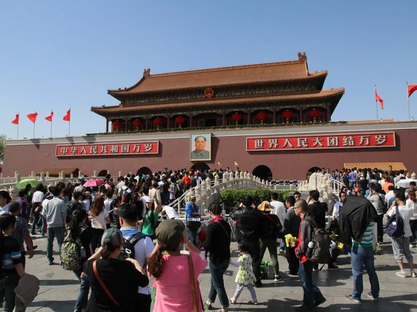 Toeristen Bezoeken Het Tiananmen Rostrum Tijdens Dag Van Arbeid Vakantie — Stockfoto