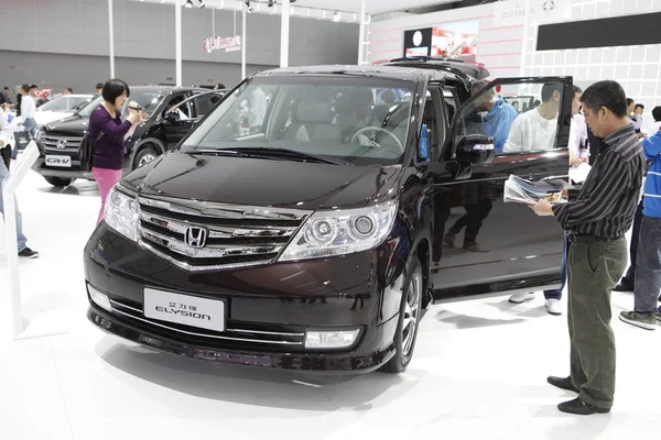 Soubor Návštěvníci Podívat Honda Elysion Podává Během Čína Guangzhou Mezinárodní — Stock fotografie