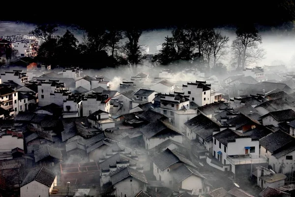 Incantevole Nebbia Copre Parzialmente Case Nel Villaggio Shicheng Contea Wuyuan — Foto Stock