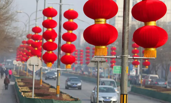 Lanternas Chinesas Tradicionais Vermelhas Estão Decorando Uma Estrada Pequim China — Fotografia de Stock