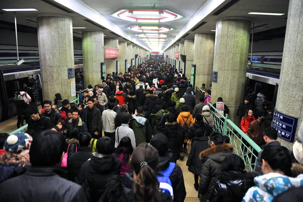 Pasajeros Amontonan Una Estación Metro Durante Hora Punta Beijing China —  Fotos de Stock