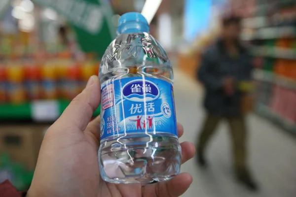 Cliente Cinese Mostra Una Bottiglia Acqua Nestlé Centro Commerciale Shanghai — Foto Stock