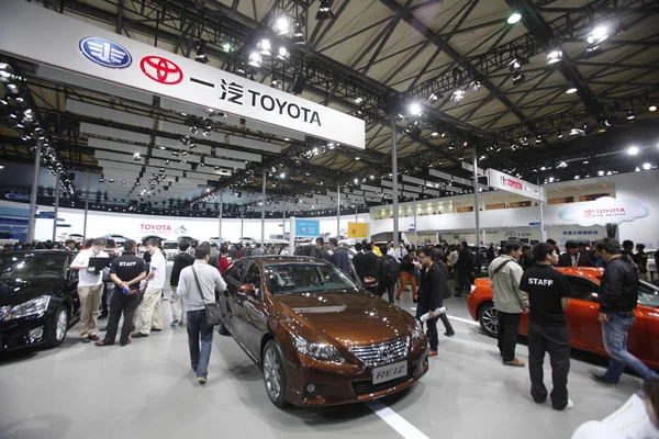 Los Visitantes Congregan Alrededor Coche Reiz Stand Toyota Durante 15ª —  Fotos de Stock