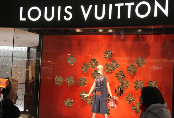 Китайские Клиенты Проходят Мимо Louis Vuitton Shanghai Ifc Mall Шанхае — стоковое фото