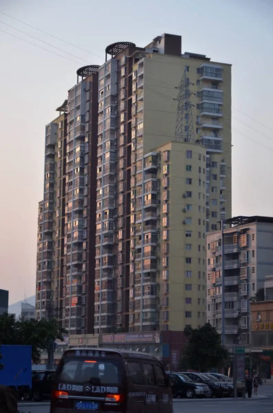 Pylône Dresse Sur Toit Immeuble Résidentiel Dans Ville Dazhou Dans — Photo