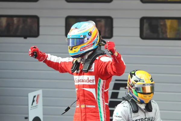 2013年4月14日 在中国上海国际赛车场夺得2013年中国一级方程式大奖赛冠军后 法拉利的西班牙 车手费尔南多 阿隆索庆祝 — 图库照片