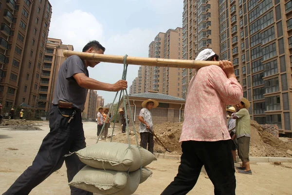 Dos Trabajadores Chinos Levantan Bolsas Cemento Una Obra Construcción Nantong — Foto de Stock