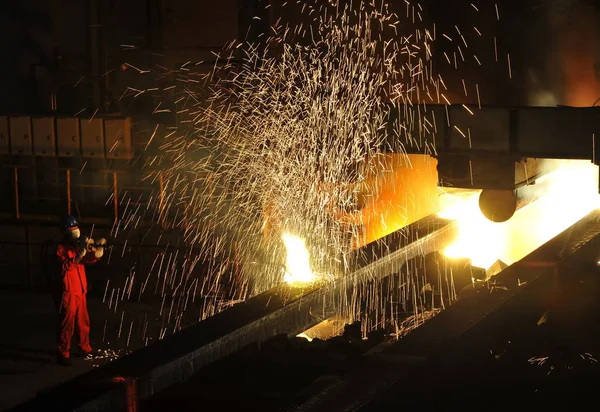 File Trabajador Chino Visto Una Planta Acero Dalian Noreste Provincia — Foto de Stock