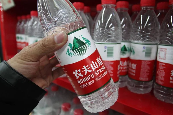 Cliente Cinese Acquista Bottiglie Acqua Sorgente Nongfu Supermercato Xuchang Provincia — Foto Stock