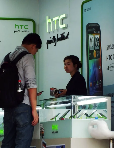 Customer Tries Out Htc Smartphone Store Yichang City Central Chinas — Stock Photo, Image