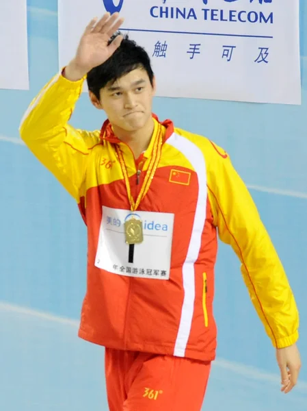 Den Kinesiske Olympiske Svømmemesteren Sun Yang Bølgene Etter Vunnet Det – stockfoto