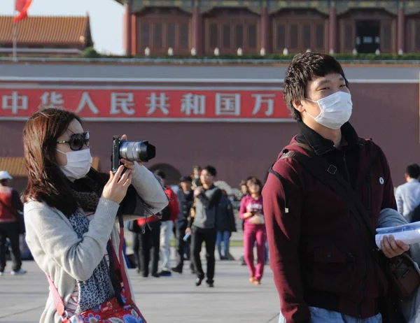 Туристы Масках Против Птичьего Гриппа H7N9 Посетили Площадь Тяньаньмэнь Пекине — стоковое фото