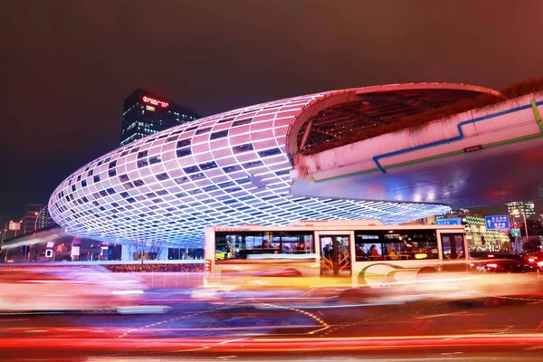 Die Riesige Eiförmige Struktur Wird Von Bunten Lichtern Einer Schnellstraße — Stockfoto