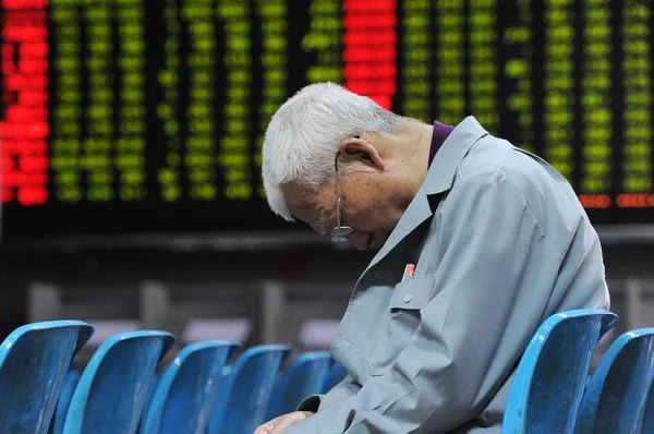 Seorang Investor Cina Tidur Siang Depan Layar Menampilkan Harga Saham — Stok Foto