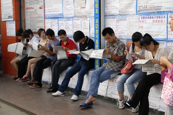 Fiatal Kínai Álláskeresők Olvasni Toborzási Információkat Újságok Egy Munkaerő Piaci — Stock Fotó