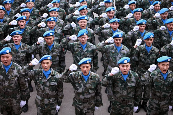 Chinese Pla Volks Bevrijdingsleger Soldaten Voor Vredesmissies Zweren Tijdens Een — Stockfoto