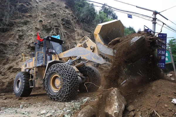 Worker Drives Wheel Loader Clear Mud Rocks Make Way Site — Stock Photo, Image