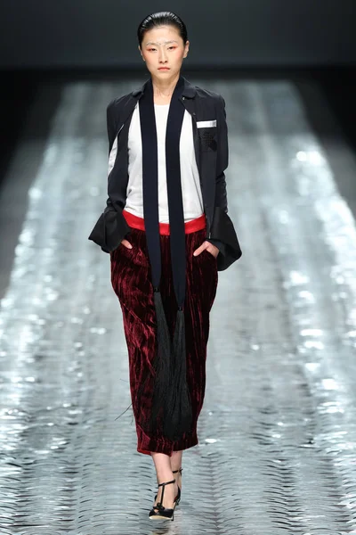 モデルは ファッションウィーク期間中 2013年秋冬上海 2013 Vie のファッションショーに新しい創造を表示します — ストック写真