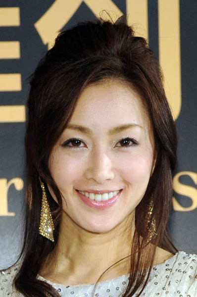 日本の歌手酒井法子笑顔彼女は北京 2012 年捜狐ファッション功労賞受賞式 2013 日に到着すると — ストック写真