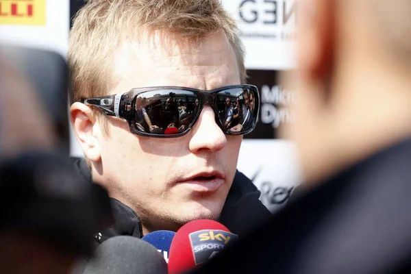 Finska Förare Kimi Raikkonen Lotus Laget Omgiven Reportrar Press Konferens — Stockfoto