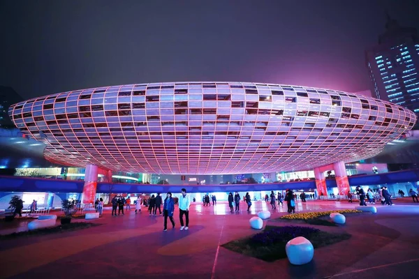 Struttura Forma Uovo Gigante Illuminata Luci Colorate Una Strada Sopraelevata — Foto Stock