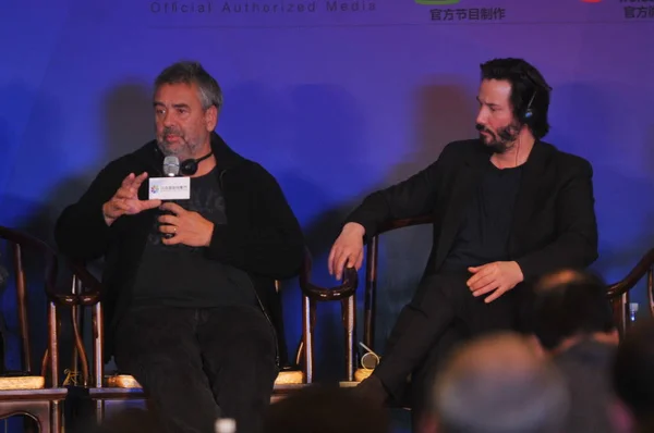 Franska Regissören Luc Besson Vänster Och Amerikanska Skådespelare Keanu Reeves — Stockfoto