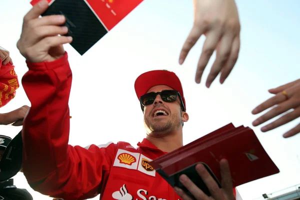 Fernando Alonso Pilote Espagnol Distribue Des Dépliants Aux Fans Circuit — Photo