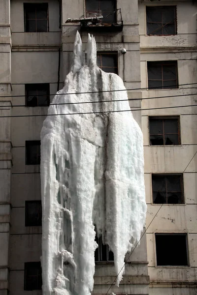 Blick Auf Ein Wohnhaus Mit Gefrorenem Wasserfall Der Stadt Jilin — Stockfoto