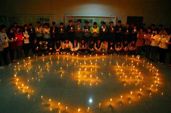 2013년 20일 저장성 리난시의 캠퍼스에서 학생들이 남서부 쓰촨성 현에서 일어난 — 스톡 사진