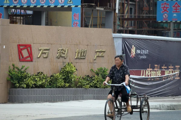 Een Vrouw Pedalen Een Driewieler Langs Een Bouwplaats Vanke Nantong — Stockfoto