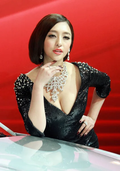 Čínský Model Cao Yang Představuje Vozem Citroen Během Šanghaj Mezinárodní — Stock fotografie