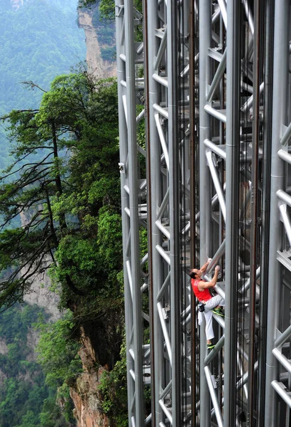 Francouzský Horolezec Petr Casanova Šplhá Výtah Bailong Také Známý Jako — Stock fotografie