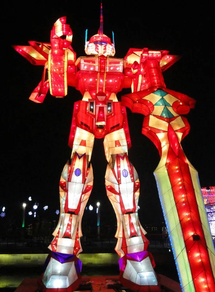 2013年1月29日 中国东部江苏省苏州市金集湖畔 一个巨大的机器人灯笼被展示出来 — 图库照片