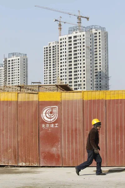 Trabajador Migrante Chino Pasa Por Sitio Construcción Proyecto Apartamentos Residenciales — Foto de Stock