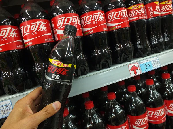 Arkiv Kund Köper Flaska Coca Cola Stormarknad Yichang City Centrala — Stockfoto