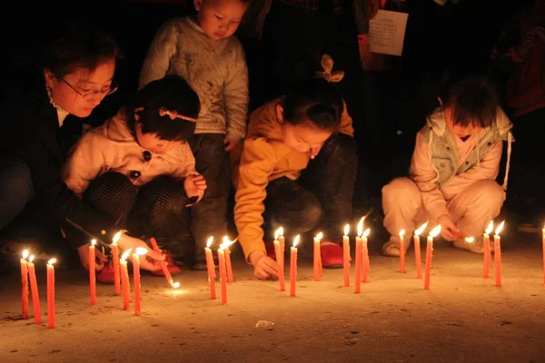 Gente Enciende Velas Durante Memorial Las Víctimas Del Terremoto Yaan —  Fotos de Stock