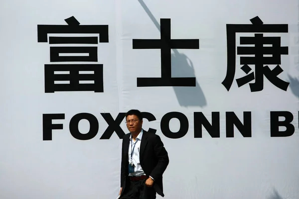 Dosya Bir Yaya Pudong Lujiazui Finans Bölgesi Nde Foxconn Builing — Stok fotoğraf