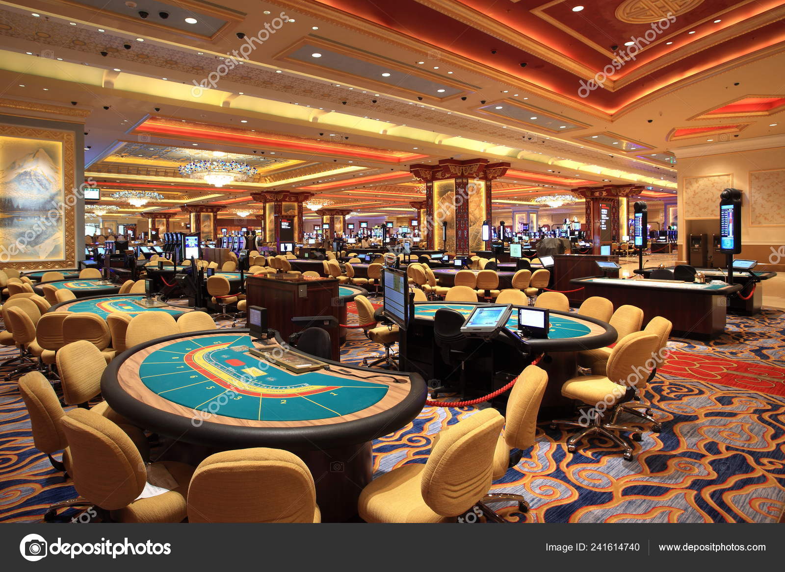 中国澳门康莱德澳门沙岛中央赌场内部2012年4月11日—— 库存社论照片© IC Photo #241614740