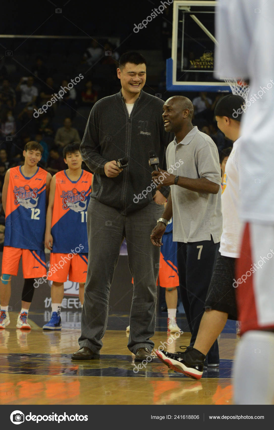 ヤオ・ミン（ようめい）Yao Ming（姚明）3枚セット 来日した身長229cmのNBAヤオ・ミンに日本人衝撃 「部屋の天井