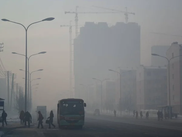 Fußgänger Gehen Bei Starkem Smog Auf Einer Straße Der Stadt — Stockfoto