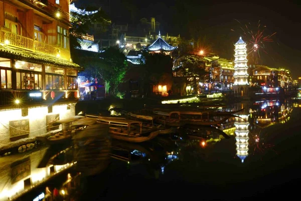 Impresionantes Imágenes Gloriosas Luces Muestran Casco Antiguo Fenghuang Fenghuang Provincia —  Fotos de Stock