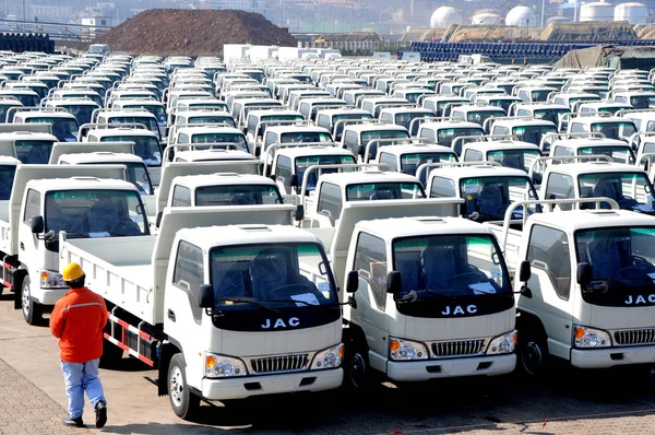 Worker Walks Rows Jac Trucks Shipped Algeria Quay Port Lianyungang — Stock Photo, Image