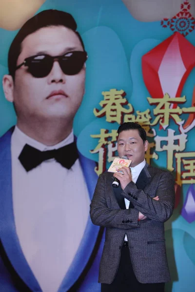 Psy は春祭テレビ ガラ記録の記者会見中に話す彼の芸名で韓国歌手公園在相 良く知られている主催 上海でドラゴン テレビ 2013 — ストック写真