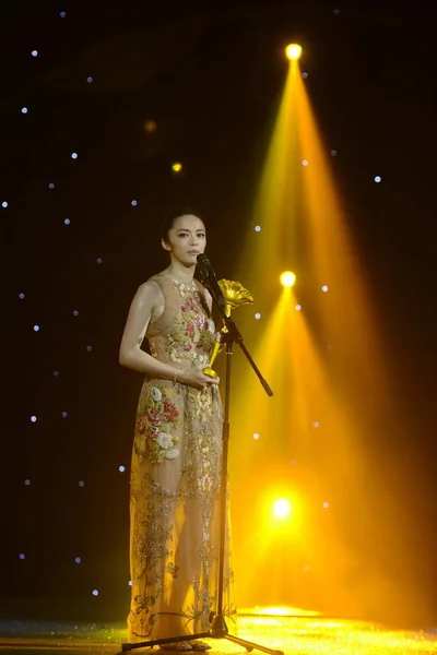 Attrice Cinese Yao Chen Parla Tenendo Premio Fashion Right Sohu — Foto Stock